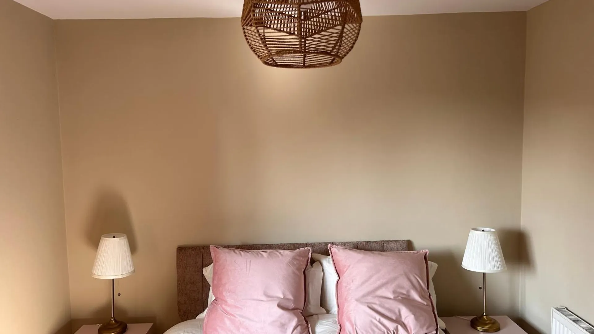 Belfast - Relax & Unwind In Our Skyline Retreat - 3 Bedroom Apartment With Parking