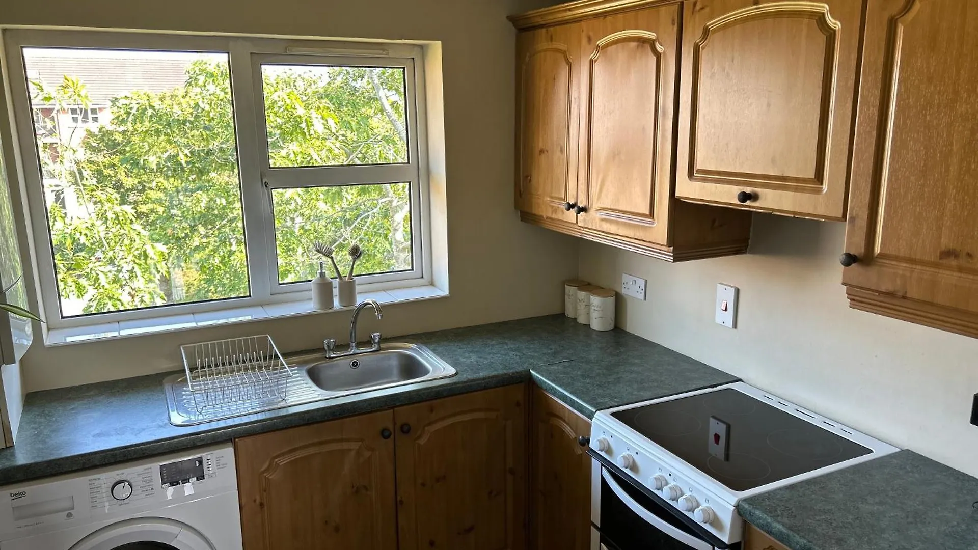 Belfast - Relax & Unwind In Our Skyline Retreat - 3 Bedroom Apartment With Parking