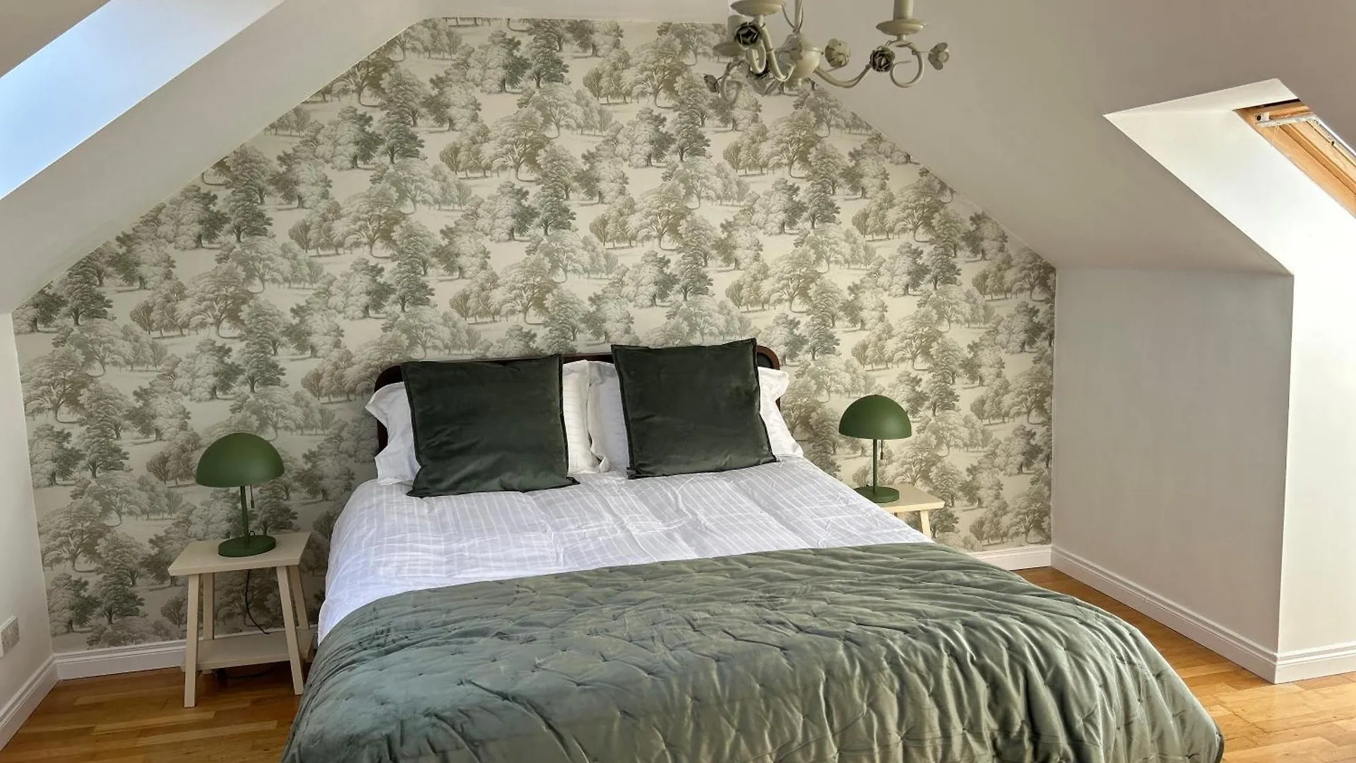 Belfast - Relax & Unwind In Our Skyline Retreat - 3 Bedroom Apartment With Parking