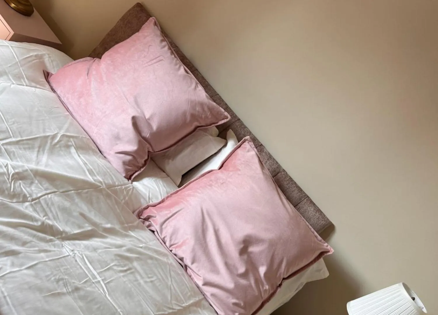 Belfast - Relax & Unwind In Our Skyline Retreat - 3 Bedroom Apartment With Parking