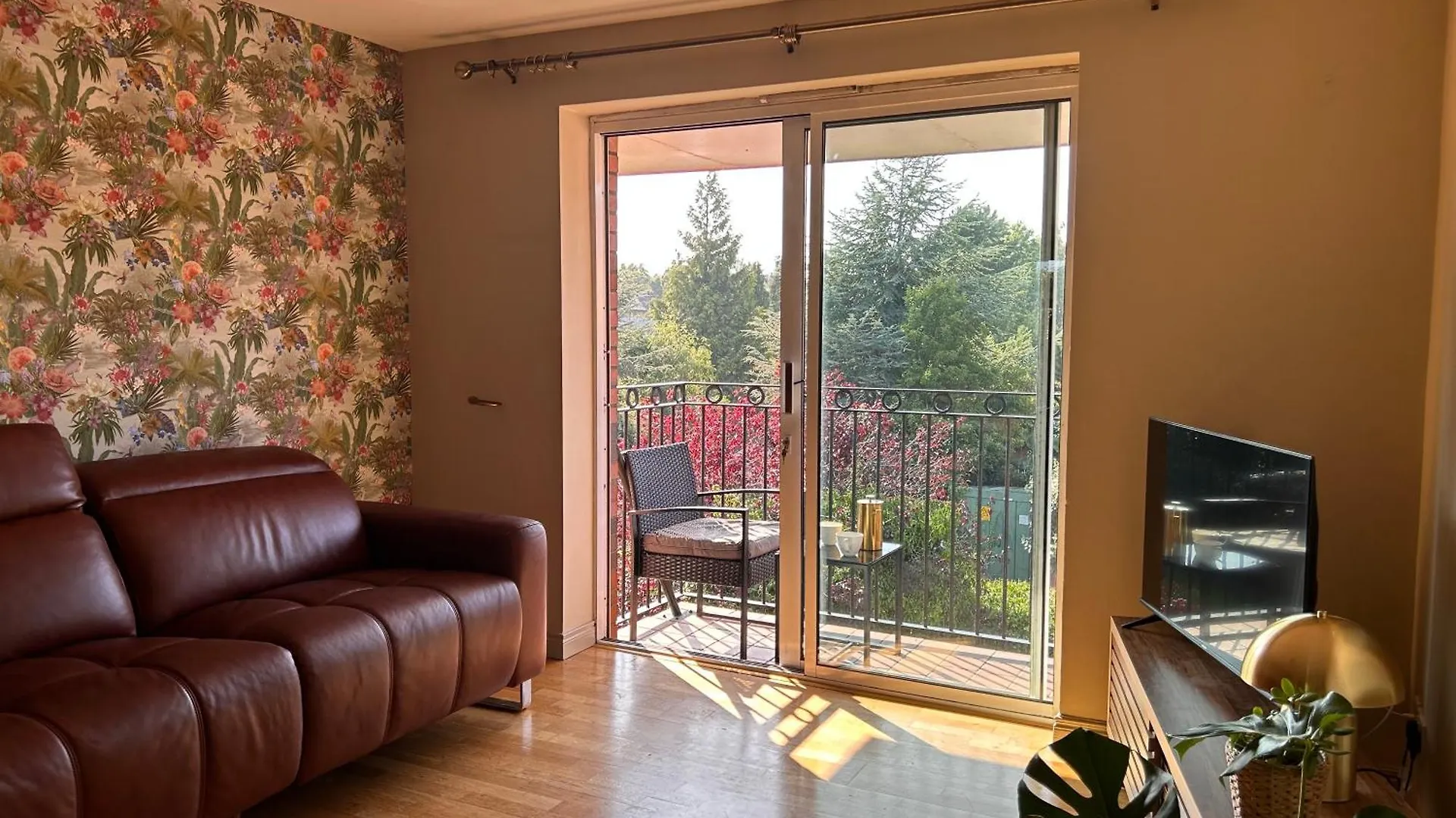 Belfast - Relax & Unwind In Our Skyline Retreat - 3 Bedroom Apartment With Parking