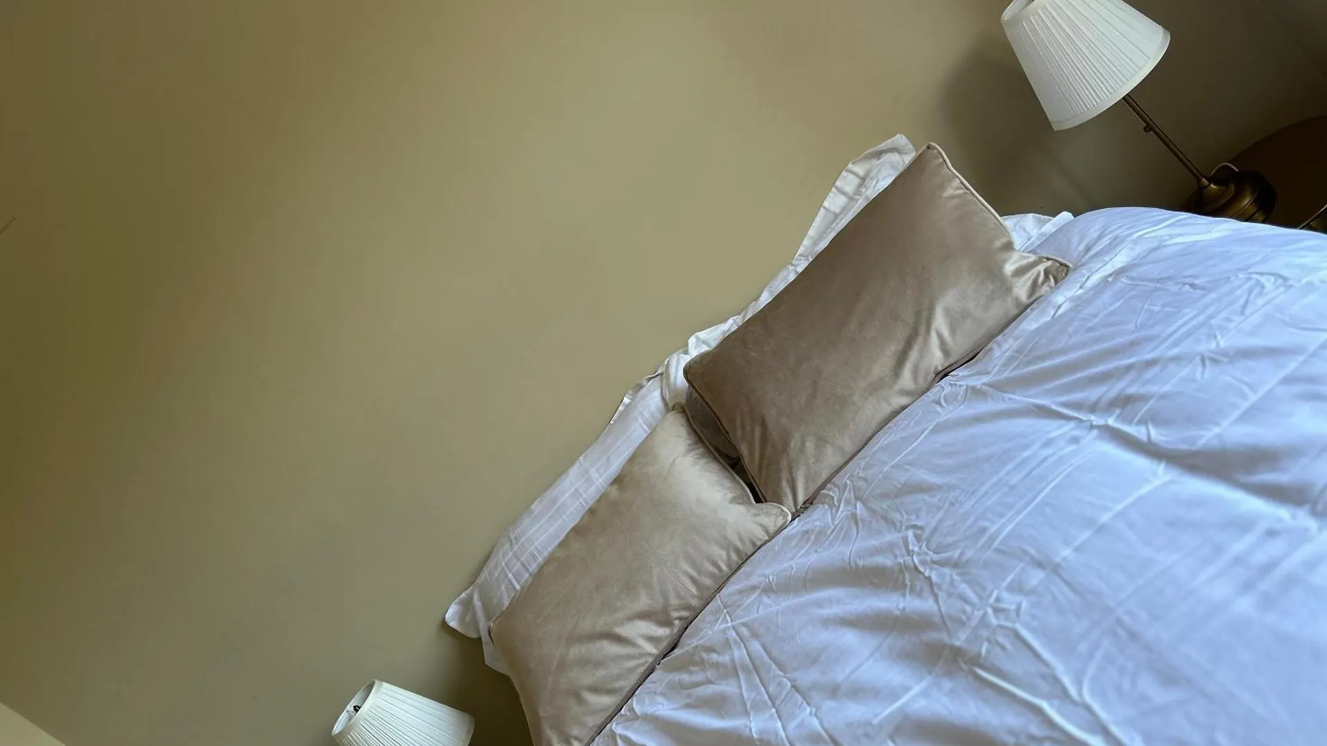 Belfast - Relax & Unwind In Our Skyline Retreat - 3 Bedroom Apartment With Parking United Kingdom