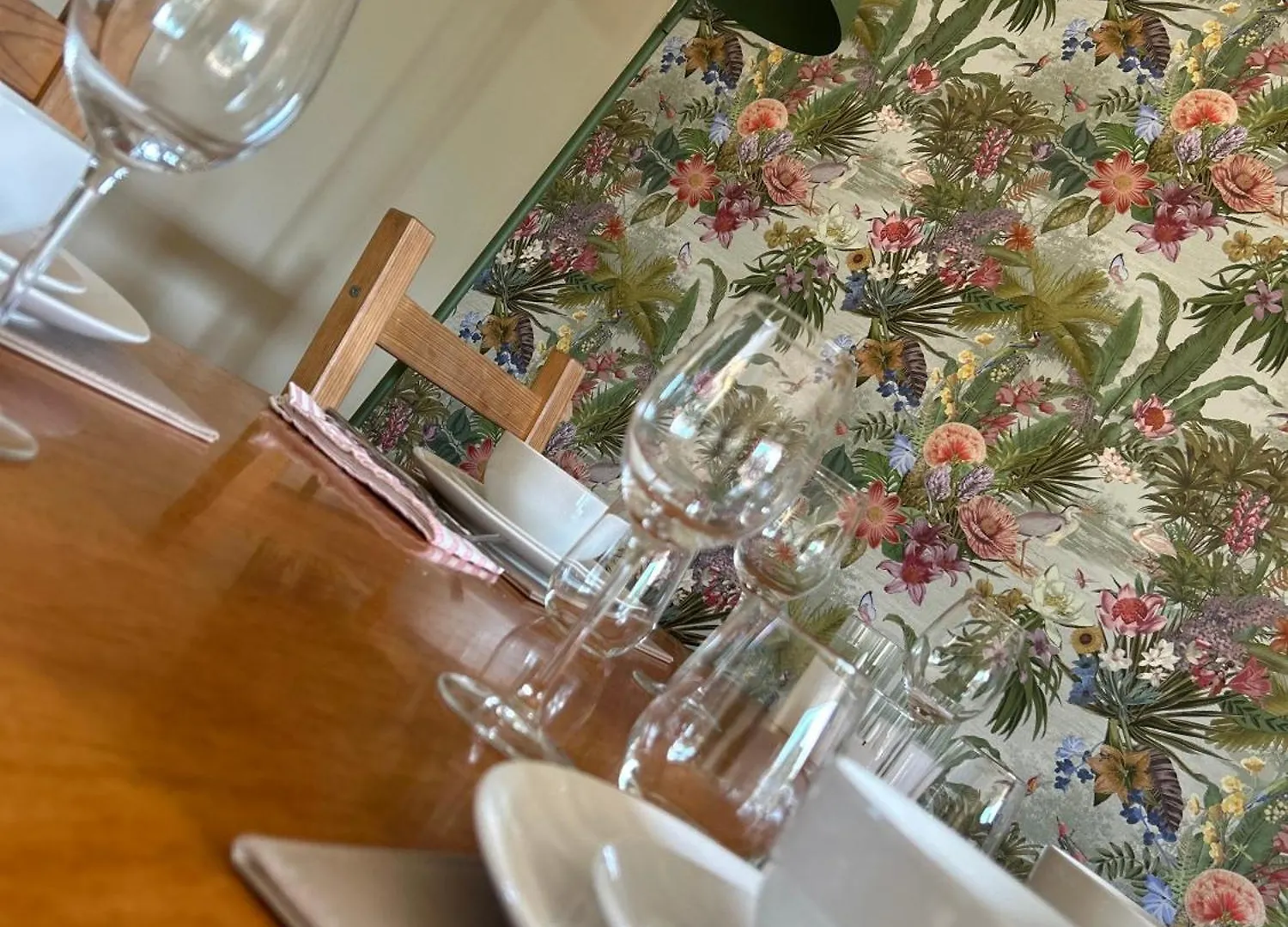 Belfast - Relax & Unwind In Our Skyline Retreat - 3 Bedroom Apartment With Parking