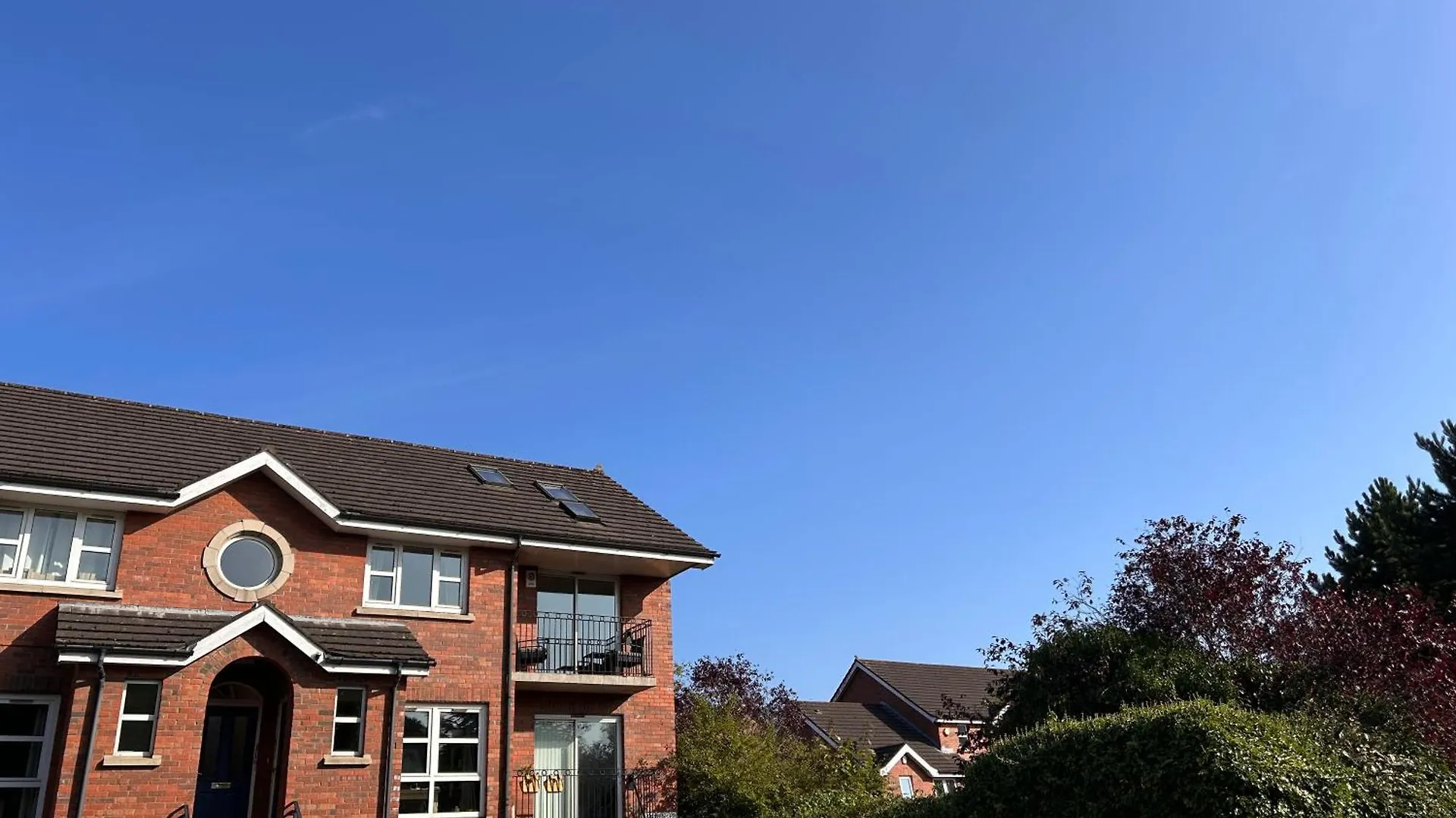 Belfast - Relax & Unwind In Our Skyline Retreat - 3 Bedroom Apartment With Parking
